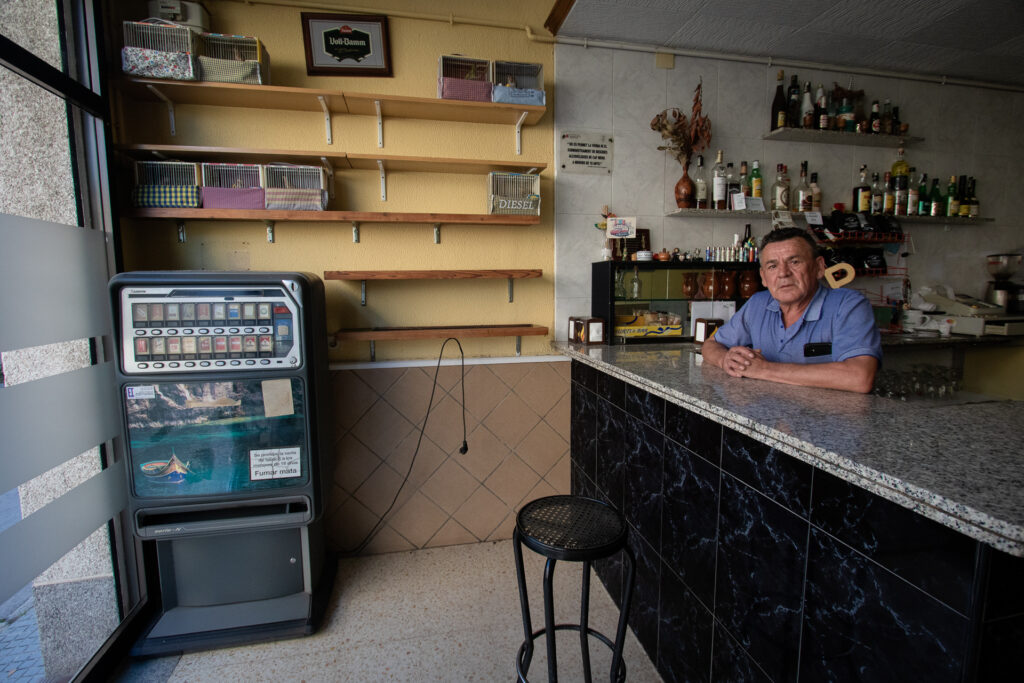 En algunos bares que sirven de sede a las asociaciones, el número de socios es cada vez menor.